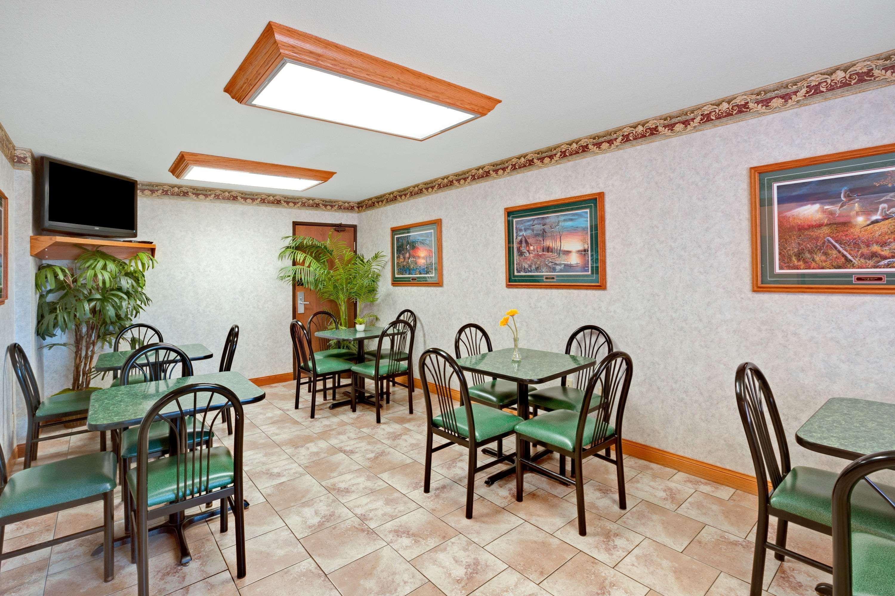 Super 8 By Wyndham Aberdeen East Экстерьер фото